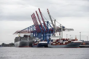 Container Terminal Drucke: Container ships, loading cranes and stacks of containers
