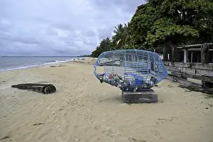 Verwandte Bilder Drucke: Behälter für angespültes Plastikmüll auf dem Strand.