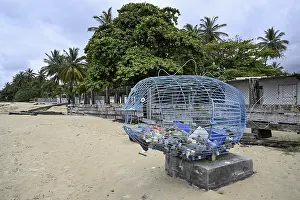 Drucke von Behälter für angespültes Plastikmüll auf dem Strand, Libreville, Estuaire-Provinz, Gabun Behälter für angespültes Plastikmüll auf dem Strand, Libreville, Estuaire-Provinz, Gabun Gabun Drucke: Behälter für angeschwemmtes Plastikmüll auf der Strand.