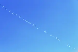 Drucke von Kondensspuren bilden Muster in blauem Himmel, Santorin, Griechenland Luftfahrt Drucke: Kontrails bilden Muster in blauem Himmel.