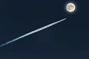 Celestial Body Photography Drucke: Contrails and a full moon