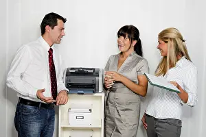 Office Communication Drucke: Conversation between several employees in an office
