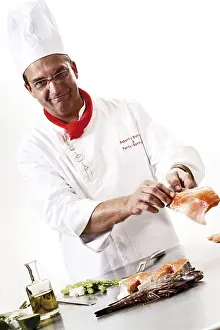 Male Chef Portrait Drucke: Cook preparing fish on Teppanyaki