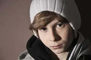 Studio Portrait Photo Drucke: Cool boy wearing a cap