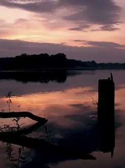 Evening Light On Water Drucke: Cool dramatic sunset lake