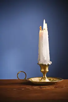 Full Frame Macro Shot Drucke: Copy space candle on blue background