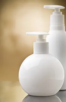 Beauty Shot Drucke: Copyspace view on two white round bottles