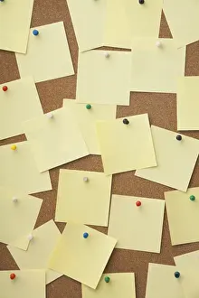 Uninhabited Office Space Photo Drucke: Corkboard and blank paper notes. Close up