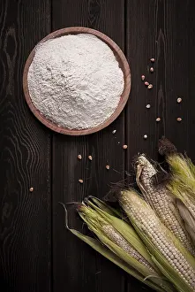 Rustic Wooden Table Setup Drucke: Corn cobs, corn flour, on a wooden table