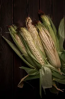 Rustic Food Style Drucke: Corn cobs, on a wooden table, top view