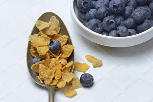 Breakfast Food Images Drucke: Cornflakes and blueberries in spoon, Breakfast
