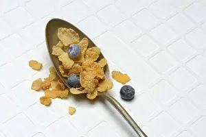 Grocery Store Still Life Drucke: Cornflakes and blueberries in spoon, Breakfast