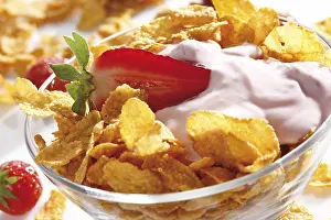Fresh Fruit Breakfast Drucke: Cornflakes with strawberries and yoghurt
