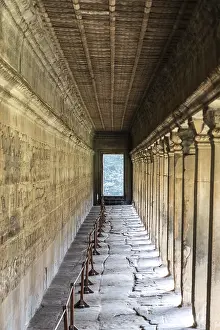 World Heritage Site In Asia Drucke: Corridor in the Angkor Wat temple complex