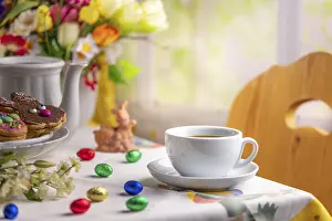 Empty Coffee Table Scene Drucke: Cosy coffee table with Easter biscuits and spring decorations in the background