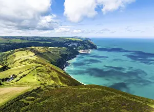 Drucke von Countisbury Cliffs und Bauernhöfe aus der Luft, Lynton, Norddevon, England, Vereinigtes Königreich Lynton Drucke: Countisbury Cliffs und Bauernhöfe aus der Vogelperspektive