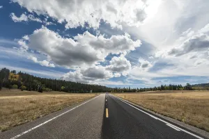US America Outdoor Shot Drucke: Country road with dramatic clouds