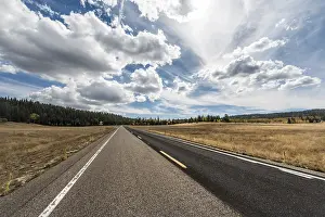 US America Travel Photography Drucke: Country road with dramatic clouds