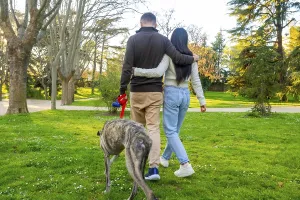 Happy Couple With Dog Drucke: Couple affectionately embracing