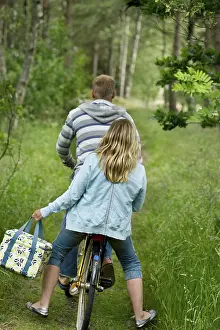 Scandinavian Landscape Photography Drucke: Couple on one bicycle