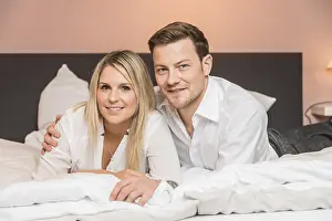 Couple Embracing In Bed Drucke: Couple lying on a bed