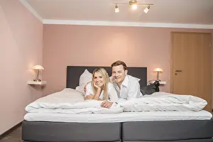Young Couple Hug Drucke: Couple lying on a bed
