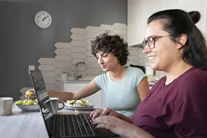Modern Home Design Drucke: A couple sitting at a kitchen table