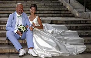 Bride And Groom Portrait Drucke: Couple sitting on the stone steps