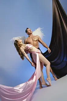 Elegant Couple Pose Drucke: A couple stands together in a studio