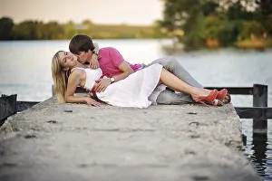 Caucasian Couple Photo Drucke: Couple on sunset