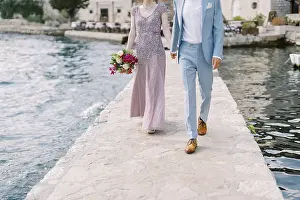 Couple Celebrating Marriage Drucke: Couple Walking On Pier Toward Camera