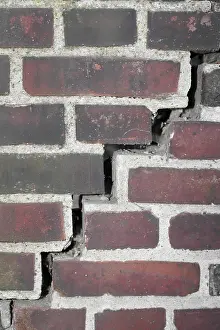 Close Up Stone Wall Drucke: Crack in a brick wall