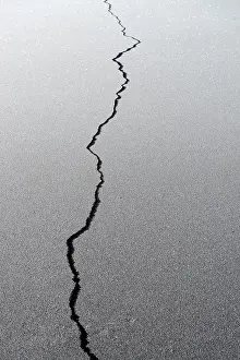 Bavarian Winter Scenery Drucke: Crack in sheet of ice, Eizenberger Weiher
