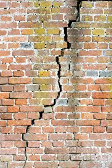Old Stone Walls Drucke: Cracked brick wall