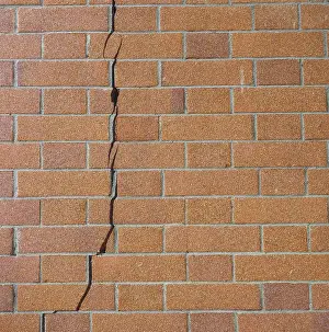 Deserted Building Drucke: Cracked brick wall