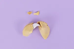 Uninhabited Dessert Scene Drucke: Cracked fortune cookie with note without text