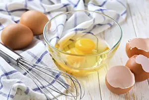 Drucke von Geröstete rohe Eier auf einem hellen Küchentisch, selektive Schärfe. Naturfarne Hühnereier auf einem weißen Tisch, selektive Schärfe. Frische Rühreiere für das Frühstück zubereiten Hühner Drucke: Geschlagene rohen Eier auf einem hellen Küchentisch.