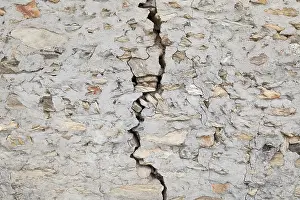 Full Frame Stone Wall Image Drucke: Cracked wall