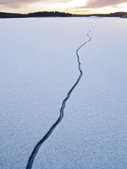Wintry Countryside Scene Drucke: Cracking ice on lake