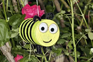 Handmade German Crafts Drucke: Craft work with a tin can to make a funny bee