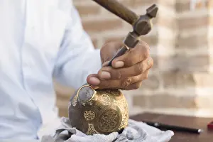 Usbekistan Drucke: Handwerker graviert Muster auf den Krug.