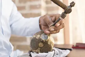 Drucke von Handwerker graviert Muster auf den Krug. Meister Zentralasiens. Manuelle Kupferprägung Verwandte Bilder Drucke: Handwerker graviert Muster auf die Krug.