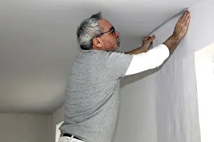 One Person Construction Team Drucke: Craftsman (painter) for wallpapering work