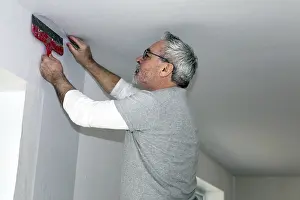 One Person Construction Team Drucke: Craftsman (painter) for wallpapering work