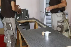 Craftsmen At Work Drucke: Craftsmen installing a new kitchen (kitchen assembly)