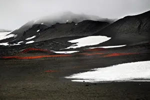 Icelandic Mountain Scenery Drucke: Crater with snowfields, volcano Askja