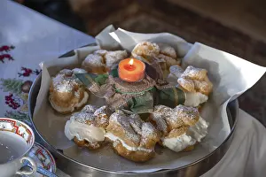 German Dessert Photography Drucke: Cream puffs decorated on a tray
