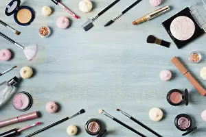 Colorful Stationery Drucke: Creative arrangement cosmetics colored surface