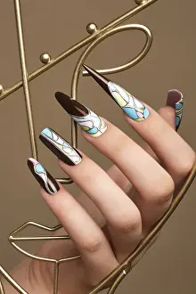 Art Manicure Drucke: Creative design of nails on female hands