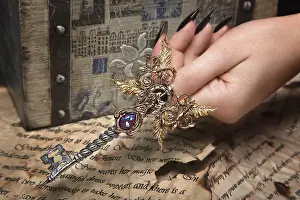 Artistic Manicure Drucke: Creative design of nails on female hands